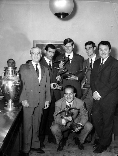 Foto di gruppo con il presidente Moratti (e coppa dei campioni sulla scrivania). Con Suarez (accosciato) si riconoscono da sinistra della foto Corso, Facchetti e Guarneri (Olympia)